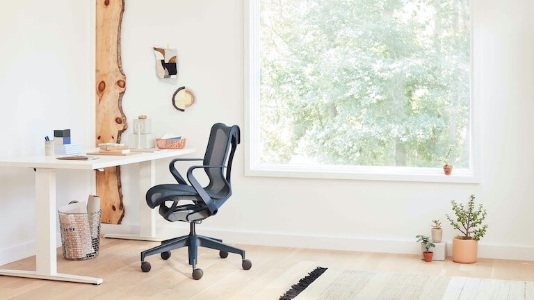 Werkkamer met een zwarte Herman Miller bureaustoel.