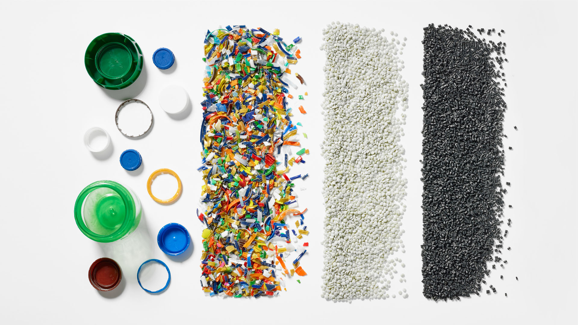 Verschillende materialen plastic naast elkaar gelegd. Vanaf links doppen, kleurrijk, wit en zwart.