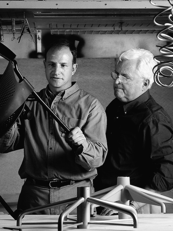 Bill stumpf en don chadwick die de Herman Miller Embody ontwikkelen