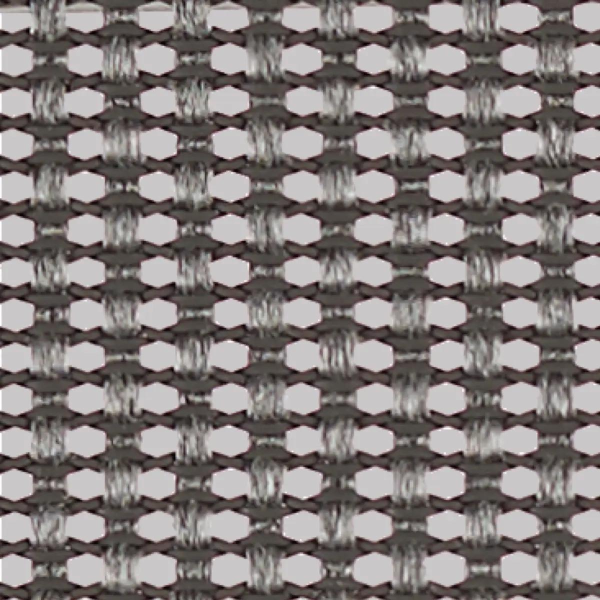 Close-up van een getextureerde grijze meshstof met een rasterpatroon, dat doet denken aan iconische Herman Miller-ontwerpen. De stof bestaat uit verweven draden die overal kleine, uniforme vierkanten vormen, waardoor de ingewikkelde details en uniformiteit van het ontwerp worden vastgelegd.