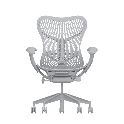 Een moderne, ergonomische bureaustoel van Herman Miller in lichtgrijs, met een opvallende geperforeerde rugleuning en verstelbare armleuningen. Met zijn wielbasis en strakke, minimalistische design combineert deze stoel stijl met functionaliteit.