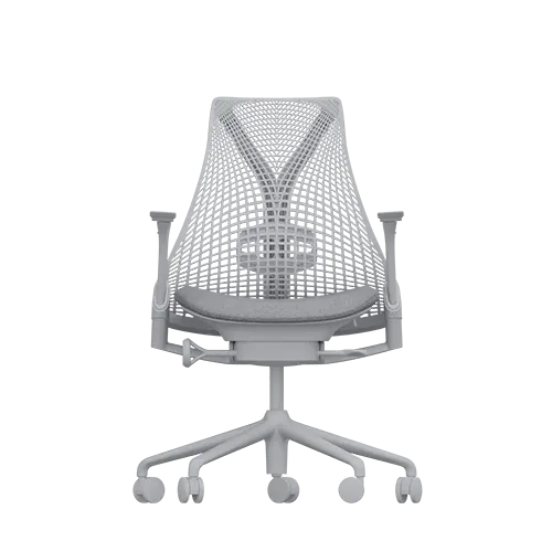 Een moderne, ergonomische bureaustoel van Herman Miller heeft een rugleuning en zitting van mesh. Hij heeft verstelbare armleuningen en een vijfpunts rollende basis, allemaal in lichtgrijs. Het ontwerp is eigentijds en strak.
