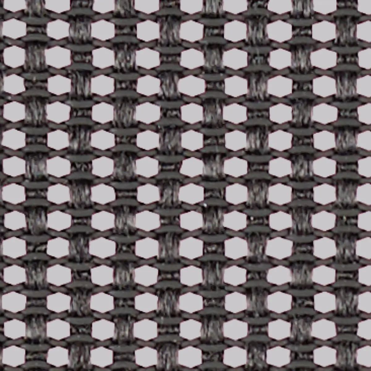 Close-up van een zwarte meshstof die doet denken aan de iconische ontwerpen van Herman Miller, met kleine, gelijkmatig verdeelde vierkante openingen. De textuur lijkt grof, met in elkaar grijpende draden die een rasterpatroon creëren tegen een lichte achtergrond.