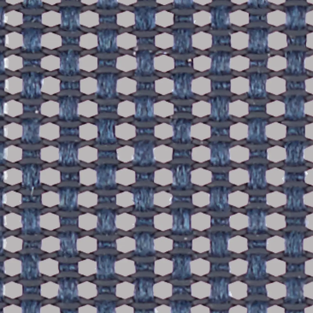 Close-up van een grijs en blauw mesh-stofpatroon dat doet denken aan de tijdloze ontwerpen van Herman Miller. Het raster heeft afwisselende horizontale en verticale blauwe draden, die een ruitvormig patroon vormen op een grijze achtergrond.
