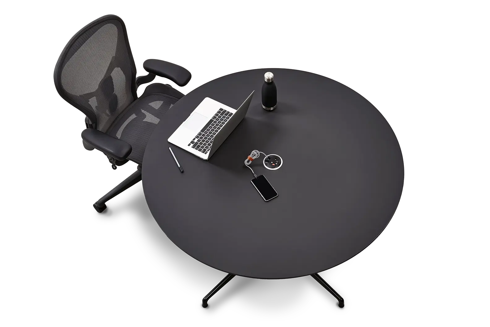 Een bovenaanzicht van een zwarte ronde tafel met een laptop, smartphone, pen, koptelefoon en een waterfles. Naast de tafel staat een ergonomische mesh-bureaustoel van Herman Miller.