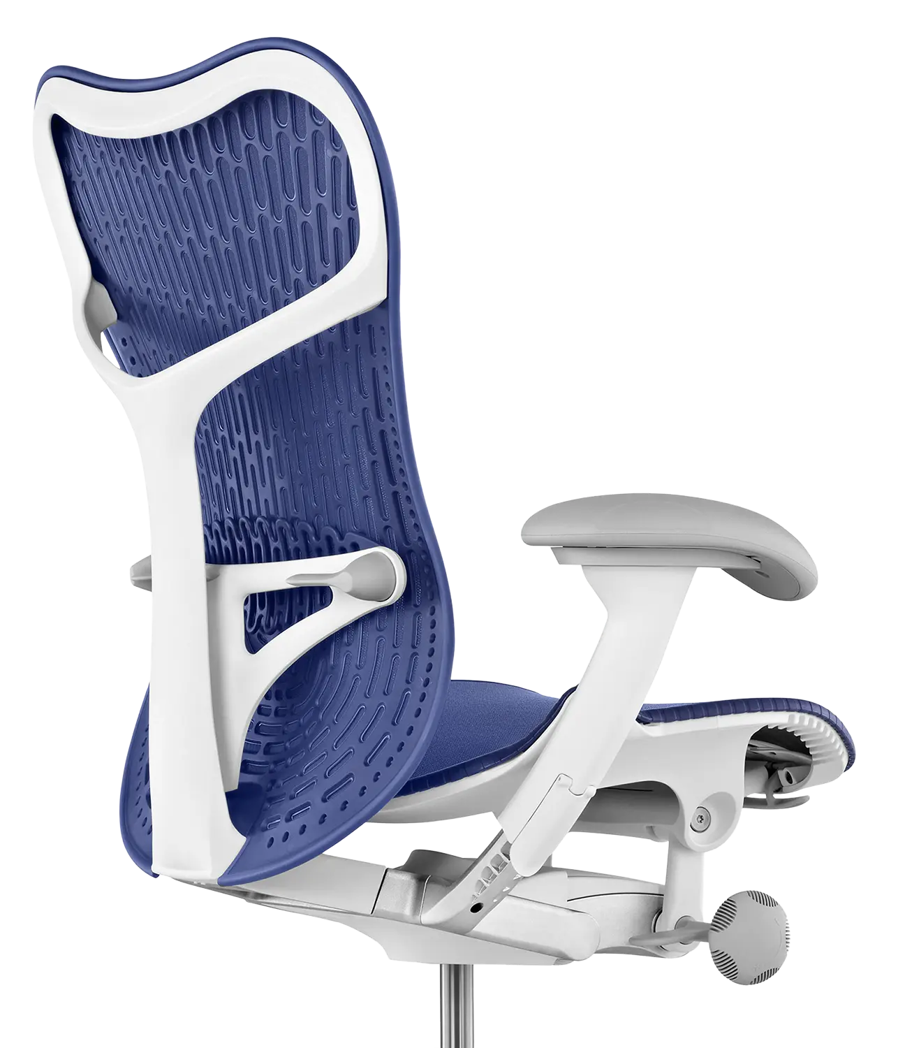 Een moderne ergonomische bureaustoel met een blauwe mesh-rug en zitting, die doet denken aan Herman Millers uitmuntende design. Het heeft een wit frame met verstelbare armleuningen en lendensteun, allemaal bovenop een strakke, gebogen grijze basis met zwenkwielen voor eenvoudige mobiliteit.