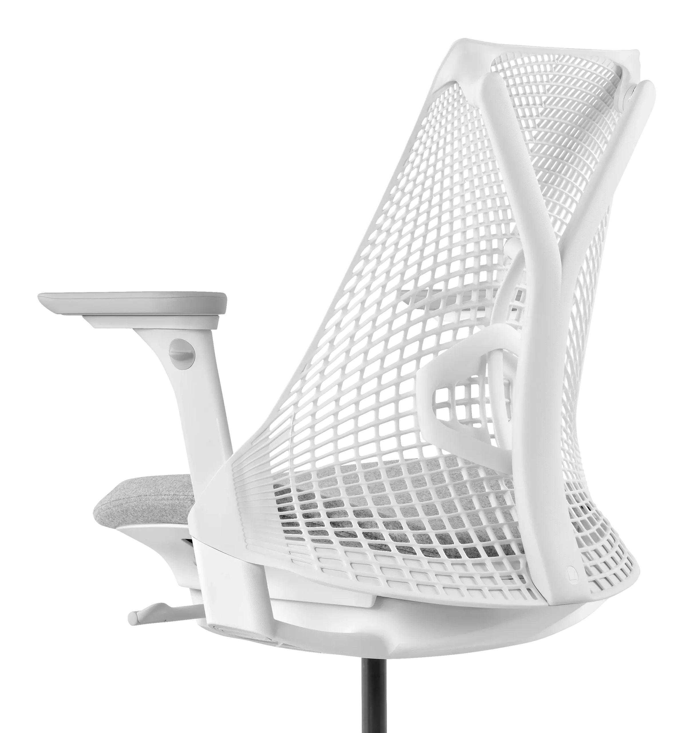Zijaanzicht van een moderne ergonomische bureaustoel van Herman Miller, met een witte mesh-rugleuning en verstelbare armleuningen.