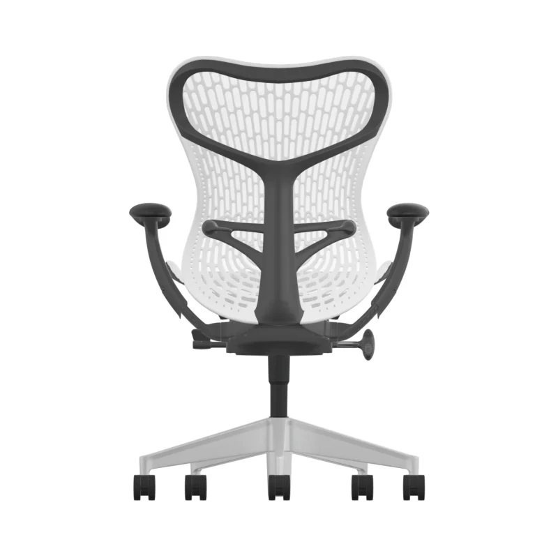 De Herman Miller Mirra 2 stoel, Alpine Butterfly-model met een grafiet frame en aluminium upgrade, heeft een witte mesh-rug, zwarte armleuningen, Y-vormig ondersteuningsontwerp en staat op een stevig zwart onderstel met vijf wielen.