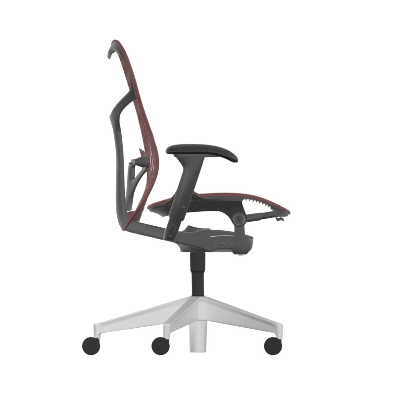 Zijaanzicht van de Herman Miller Mirra 2 – Cordovan, een moderne ergonomische bureaustoel met een flexibele rugleuning en armleuningen, met een grafiet frame, aluminium upgrade, zwenkwielen, zwarte zitting en rode accenten op de TriFlex Rug-rugleuning.