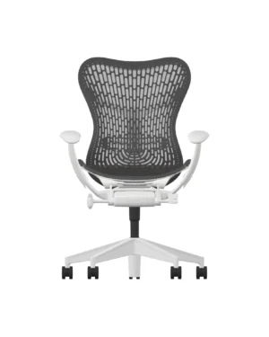 De zwarte Herman Miller Mirra 2-stoel met gaasstof, een opvallende vlindervormige rugleuning en een Alpine-frame, biedt eenvoudige mobiliteit dankzij het onderstel met vijf wielen, dat alles afsteekt tegen een minimalistische witte achtergrond.