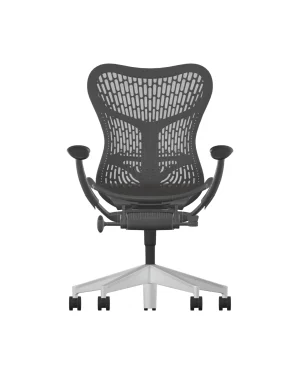 De Herman Miller Mirra 2-stoel heeft een frame van grafiet, een ergonomisch ontwerp met zwart gaas, verstelbare armleuningen en rust op een geüpgraded, strak wit aluminium onderstel met vijf zwenkwielen.
