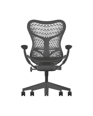 Vooraanzicht van een Herman Miller Mirra 2 in Graphite, met een ergonomisch ontwerp met een geperforeerde TriFlex Rug-rugleuning, verstelbare armleuningen en een draaibare basis met vijf wielen voor eenvoudige verplaatsing.