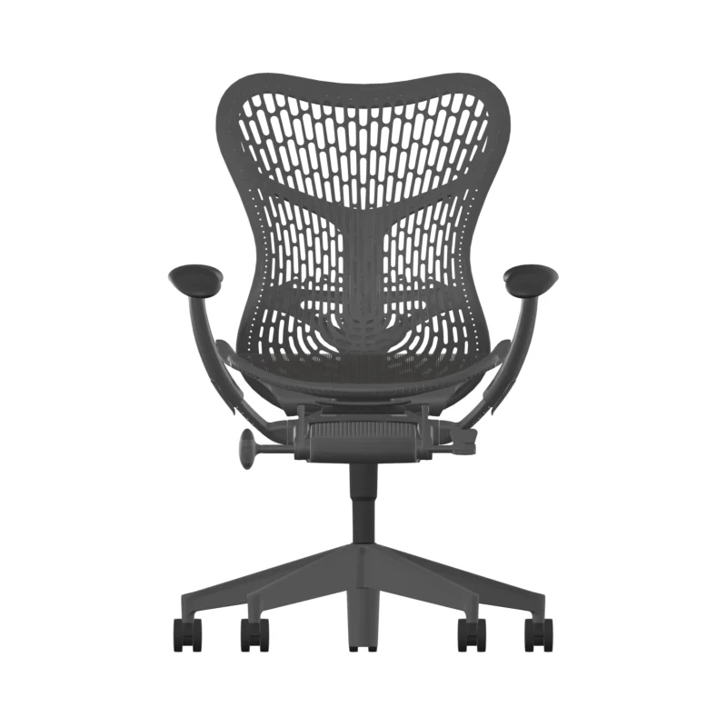 Vooraanzicht van een Herman Miller Mirra 2 in Graphite, met een ergonomisch ontwerp met een geperforeerde TriFlex Rug-rugleuning, verstelbare armleuningen en een draaibare basis met vijf wielen voor eenvoudige verplaatsing.