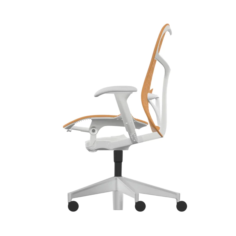 Zijaanzicht van een Herman Miller Mirra 2-stoel met een oranje mesh-rugleuning (oker), witte armleuningen, een Alpine-frame, aluminium upgrade voor duurzaamheid en een strakke zwart-witte draaibare basis met vijf wielen.