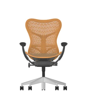 De Herman Miller Mirra 2 in okerkleur heeft een vlindervormig gaas op een grafiet frame, armleuningen en een aluminium onderstel met vijf wielen voor mobiliteit, en combineert een modern design met functionaliteit.