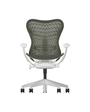 De Herman Miller Mirra 2 heeft een groene mesh-zitting en rugleuning met een cirkelvormig patroon, witte armleuningen, een grafiet frame en vijf zwarte zwenkwielen, wat zorgt voor een modern en strak design.