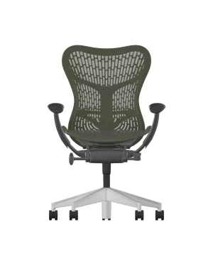 Vooraanzicht van de Herman Miller Mirra 2 – Olijf, met een mosgroene mesh-rugleuning, verstelbare armleuningen en een aluminium onderstel met vijf wieltjes, wat een strak, eigentijds design belichaamt.