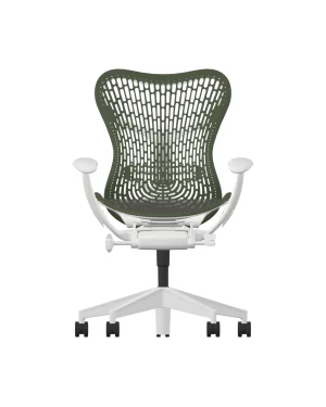 De Herman Miller Mirra 2 in Olive is een moderne ergonomische bureaustoel met een groene mesh rugleuning en zitting, verstelbare armleuningen en een witte basis met zwarte zwenkwielen. Het strakke design biedt naadloze ventilatie en ondersteuning, geïnspireerd op de originele Mirra 2 esthetiek.