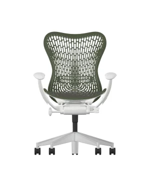 De Herman Miller Mirra 2 in Olive heeft een mesh TriFlex Rug zitting en rugleuning op een Alpine frame met een aluminium upgrade. Het omvat gebogen armleuningen, verstelbare mechanismen en rust op een vijfwielige basis.