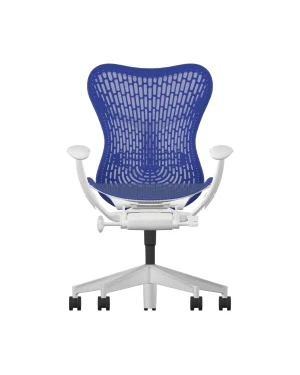 De Herman Miller Mirra 2 stoel heeft een ultra-marineblauwe mesh rugleuning, een wit frame en verstelbare armleuningen op wielen. Het strakke geometrische ontwerp verbetert de ergonomische kenmerken voor ultiem comfort.
