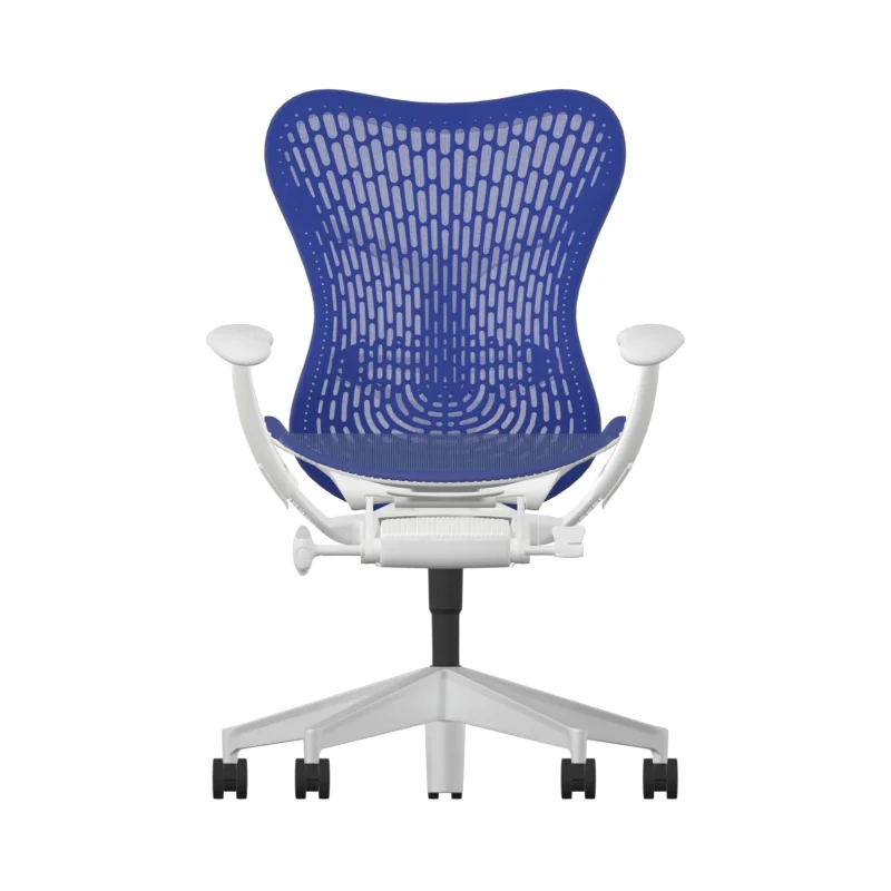 De Herman Miller Mirra 2 stoel heeft een ultra-marineblauwe mesh rugleuning, een wit frame en verstelbare armleuningen op wielen. Het strakke geometrische ontwerp verbetert de ergonomische kenmerken voor ultiem comfort.