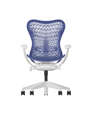 Ervaar de Herman Miller Mirra 2 met een ergonomisch Ultra-Marine TriFlex mesh-ontwerp, Alpine-frame, witte armleuningen en een wit onderstel met vijf zwarte zwenkwielen.