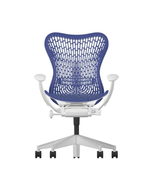 De Herman Miller Mirra 2 in Ultra-Marine en Alpine Frame heeft een TriFlex Rug-ontwerp met verstelbare armleuningen, een aluminium basis met vijf wielen en een geperforeerde rugleuning en zitting. Hij is gepositioneerd op een effen witte achtergrond.