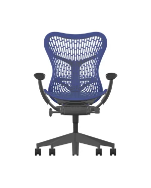 De Herman Miller Mirra 2 heeft een grafiet frame met een ultra-marijn TriFlex rugleuning en zitting, verstelbare armleuningen en een zwart onderstel met wielen, dit alles tegen een effen witte achtergrond.