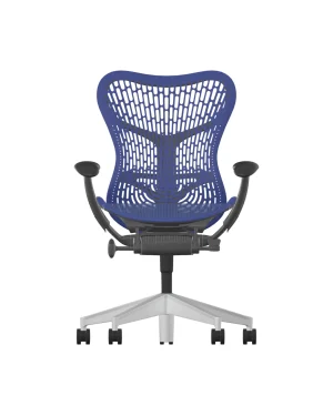 De ultra-marine TriFlex rugleuning op deze moderne ergonomische bureaustoel, geïnspireerd op het Herman Miller Mirra 2 ontwerp, heeft verstelbare armleuningen. Hij staat op een zilveren aluminium basis met vijf zwarte wieltjes en biedt comfort en ondersteuning met zijn strakke grafiet frame.