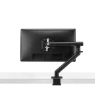 Achteraanzicht van een computermonitor gemonteerd op een Herman Miller Flo Monitor Arm (3 tot 9 kg, enkele opstelling), bevestigd aan een wit bureau voor flexibele positionering, met een effen witte achtergrond.