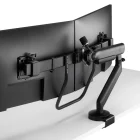 Herman Miller Flo X Monitor Arms ondersteunen een zwarte dual monitor setup van 3 tot 18 kg, gemonteerd op gelede armen. De gebogen monitoren, vastgeklemd aan het bureau, maken een verstelbare positionering mogelijk en bieden een strak, ruimtebesparend ontwerp van achteren bekeken.