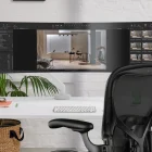 Een modern thuiskantoor heeft een grote gebogen monitor op een wit bureau dat wordt ondersteund door een Herman Miller Flo X Monitor Arm, met een zwarte ergonomische stoel. Een laptop, een bril en planten - in een geweven mand en op de plank - maken het plaatje compleet, badend in natuurlijk licht van het raam.