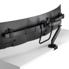 Een achteraanzicht van een gebogen ultrawide monitor op het bureau met een gearticuleerde Herman Miller Flo X Monitor Arm. De zwarte arm complementeert het ontwerp van de monitor, met poorten en kabelbeheerbevestigingen netjes gerangschikt aan de achterkant.