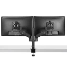 Het duo zwarte monitoren, gemonteerd op verstelbare Herman Miller Lima Monitor Arms (0 tot 6,5 kg), toont een strak design. De opstelling is van achteren bekeken, waarbij de nadruk ligt op de montagearmen en hun geklemde bevestiging aan een plat, wit bureauoppervlak.