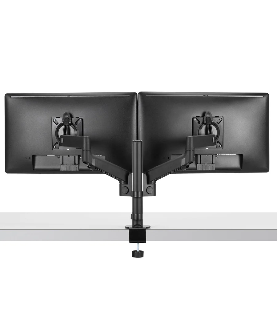 Het duo zwarte monitoren, gemonteerd op verstelbare Herman Miller Lima Monitor Arms (0 tot 6,5 kg), toont een strak design. De opstelling is van achteren bekeken, waarbij de nadruk ligt op de montagearmen en hun geklemde bevestiging aan een plat, wit bureauoppervlak.