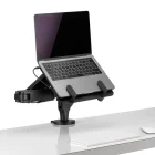 Een laptop is gemonteerd op een Herman Miller Ollin Monitor Arm, bevestigd aan een strak wit bureau. Een draadloos toetsenbord en muis versterken de minimalistische moderne look. Het donkere laptopscherm benadrukt de strakke lijnen van deze verfijnde werkruimte.