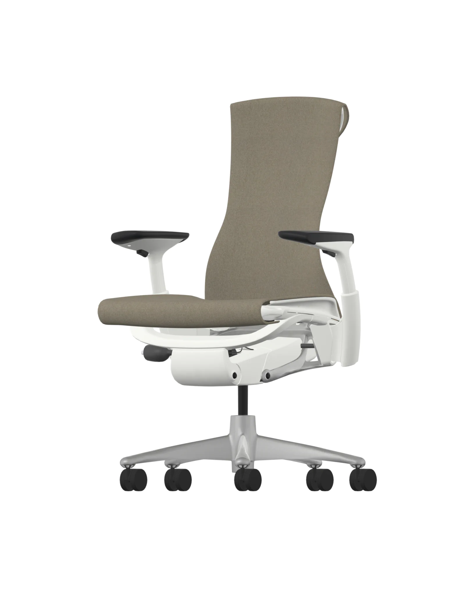 De Herman Miller Embody in Pine Cone Sync heeft een wit frame en een hoge rugleuning bekleed met lichtbruine stof, met strakke witte armleuningen. De basis met vijf wielen biedt naadloze mobiliteit en combineert stijl en functionaliteit.