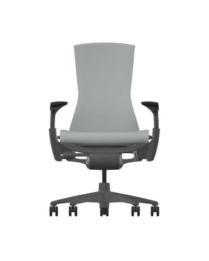 Vooraanzicht van een moderne ergonomische bureaustoel, de Herman Miller Embody in Dark Mineral Sync en grafiet frame, met een hoge gebogen rugleuning. De lichtgrijze stof imiteert de stijl van Herman Miller. Het heeft verstelbare zwarte armleuningen en een basis met vijf wielen voor eenvoudige mobiliteit.