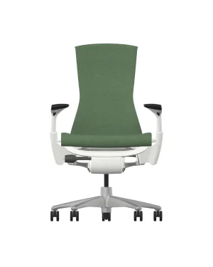 De Herman Miller Embody-stoel in Everglade Sync heeft een hoge groene rugleuning, verstelbare armleuningen en een wit onderstel met vijf zwenkwielen voor eenvoudige verplaatsing.
