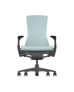 Vooraanzicht van de Herman Miller Embody – Glacier Sync met een lichtblauwe stoffen rugleuning en zitting, verstelbare armleuningen en een strak Graphite Frame. Deze ergonomische bureaustoel is perfect voor elke werkplek en rust op een gladde zwarte wielbasis.