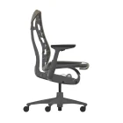 Zijaanzicht van een zwarte Herman Miller Embody – Pine Cone Sync bureaustoel, met een grafiet frame, mesh rugleuning, gewatteerde zitting, verstelbare armleuningen en wielbasis. Het moderne ontwerp omvat een gedeeltelijk open frame voor optimale flexibiliteit en ondersteuning.