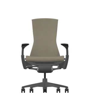Een moderne bureaustoel in neutraal beige, met zwarte verstelbare armleuningen en een grafiet frame dat de draaibare basis met vijf wielen aanvult. De hoge, vlakke rugleuning en de gewatteerde zitting voegen een strakke touch toe die doet denken aan het Herman Miller Embody – Pine Cone Sync-ontwerp.