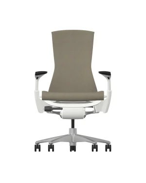 Ontdek comfort met de Herman Miller Embody – Pine Cone Sync, met een lichtbruine, gewatteerde rugleuning en zitting, een strak wit frame, zwarte armleuningen en een onderstel met vijf wielen voor soepele mobiliteit.