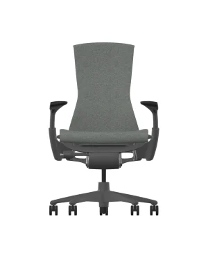 De Herman Miller Embody in Slate Grey Sync heeft een hoge rugleuning, armleuningen en een ergonomisch ontwerp. Het heeft een strak grafiet frame en een basis met vijf wielen voor mobiliteit, en biedt modern comfort dat de kenmerkende stijl weerspiegelt.