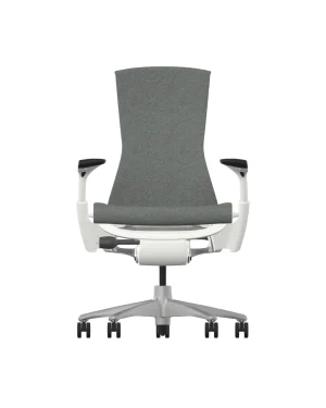 Herman Miller Embody in Slate Grey Sync heeft een hoge rugleuning, zwarte armleuningen en een strak wit frame op wielen, gezien vanaf de voorkant.