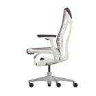 Zijaanzicht van de Herman Miller Embody – Wild Berry Sync, met nadruk op het moderne ergonomische ontwerp met een wit frame, bordeauxrode accenten en zwarte armleuningen. De mesh-rugleuning en het onderstel met vijf wielen bieden comfort en mobiliteit, ideaal voor zakelijke omgevingen.