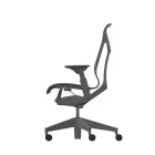 Zijaanzicht van de stijlvolle Herman Miller Cosm – Carbon – Midden Rug stoel, met een zwarte mesh rugleuning en zitting. Inclusief verstelbare armen en een vijfwielige basis, alles in een minimalistisch design.