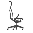 Zijaanzicht van de Herman Miller Cosm – Graphite – Hoge Rug – Vaste Arm bureaustoel, met een modern ergonomisch ontwerp met een hoge, gevormde rugleuning, armleuningen en een onderstel met vijf wielen in strakke, donkere tinten.