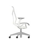 Een zijaanzicht van de stijlvolle Herman Miller Cosm-stoel in Mineral, met verstelbare armleuningen en een geperforeerde mesh-rugleuning op een stevig onderstel met vijf wielen.