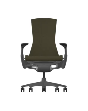 Ontdek de Herman Miller Embody in Olive Medley met een grafiet frame. Hij heeft een donkergroene stoffen zitting en rugleuning, verstelbare zwarte armleuningen en een vijfwielige basis voor eenvoudige mobiliteit, allemaal tegen een effen witte achtergrond.